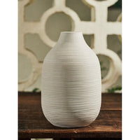 Vase blanc à texture rainurée de taille moyenne